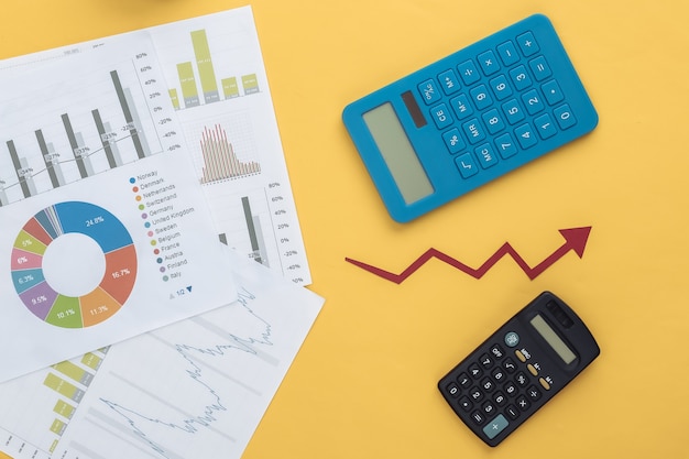 Crecimiento flecha hacia arriba, gráficos y tablas y calculadora en amarillo