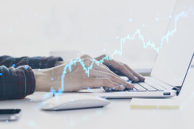 Crecimiento del mercado de divisas analizando datos financieros y el concepto de estrategia financiera con manos humanas escribiendo en el teclado de una computadora portátil y un diagrama de gráfico de mercado de valores digital virtual