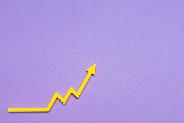 Foto crecimiento del mercado de valores, flecha gráfica hacia arriba sobre fondo púrpura, concepto de crecimiento económico. copia espacio