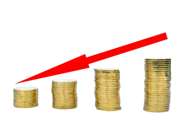Foto crecimiento de la pila de monedas de oro con flecha roja sobre fondo blanco.
