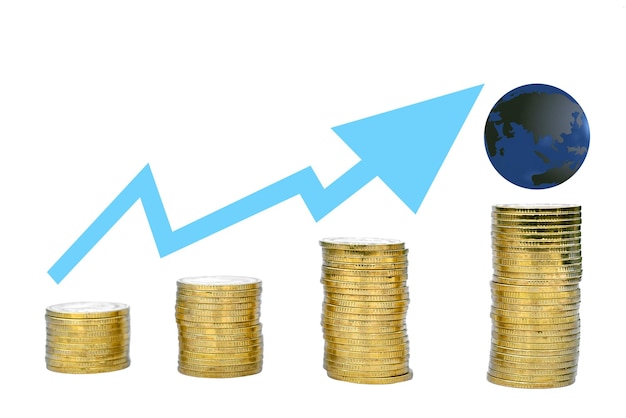 Foto crecimiento de la pila de monedas de oro sobre fondo blancotierra de flecha azul