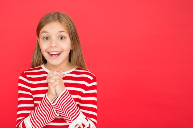 Cree en el milagro Niña niña soñando que su deseo se hace realidad El milagro sucede Niña pequeña sonriendo llena de esperanza Mi deseo secreto Pide un deseo Esperanza para lo mejor Niña esperanzada cara emocionada pidiendo deseo