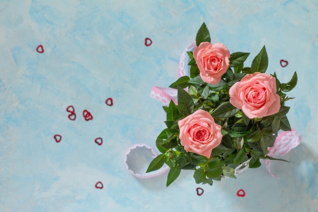 Creeting Valentinstag, Muttertag oder Geburtstag. Strauß frischer Rosenblüten. Draufsicht.