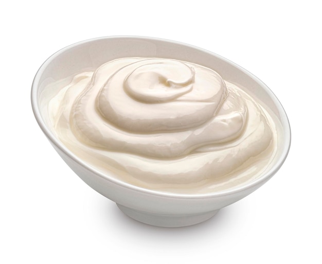 Crema agria aislada sobre fondo blanco en toda la profundidad de campo