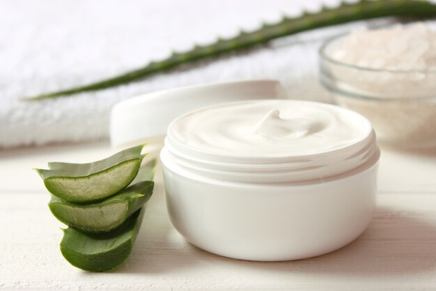 Crema con aloe vera sobre un fondo claro cuidado de la piel de aloe vera