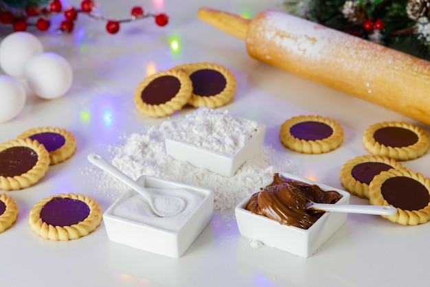 La crema de avellanas se rellena dentro de las galletas navideñas Linzer.