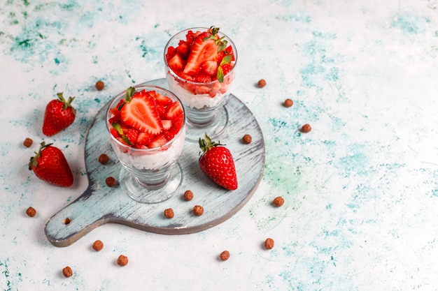 Crema batida y frutillas con miel y cereales.