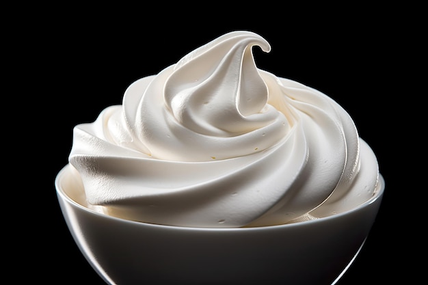 Crema batida o merengue sobre fondo negro