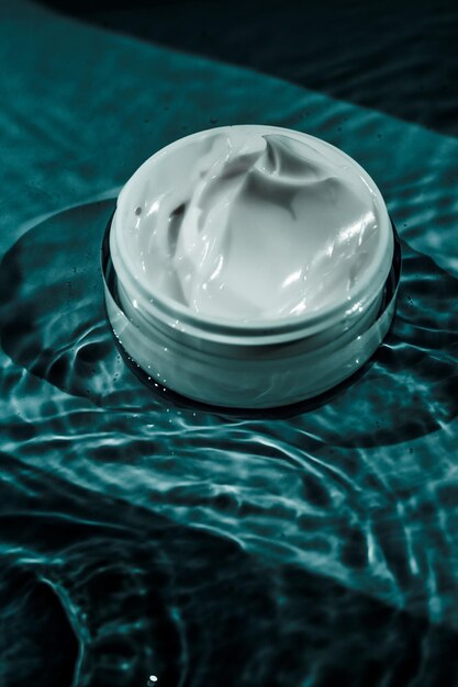 Crema de belleza hidratante para el cuidado de la piel y cosméticos de spa.