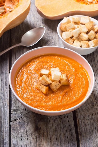 Crema de calabaza con picatostes Comida vegana saludable