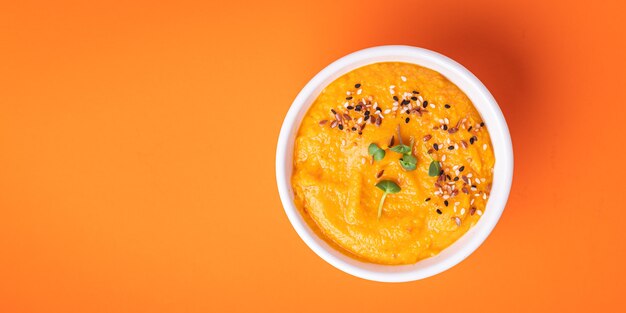 Crema de calabaza puré de sopa porción fresca lista para comer comida bocadillo en la mesa espacio de copia de alimentos