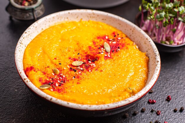 Crema de calabaza puré de sopa porción fresca lista para comer comida bocadillo en la mesa espacio de copia de alimentos