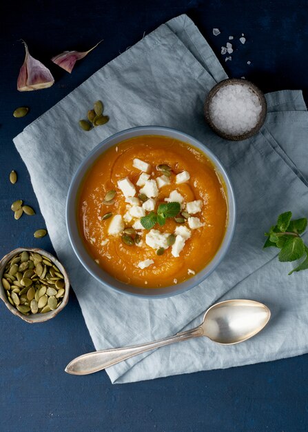 Crema de calabaza con queso feta, comida casera de otoño