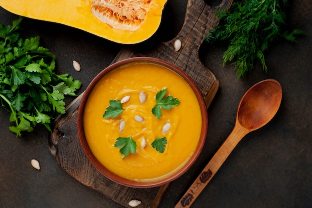 Foto crema de calabaza con semillas y hierbas. comida sana