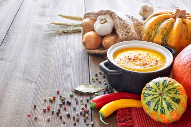 Crema de calabaza, zanahoria y crema de jengibre en sartén de cerámica