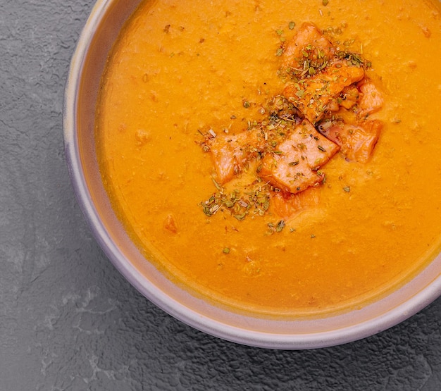 Crema de calabaza y zanahoria con salmón