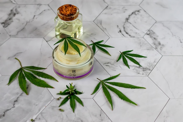 Crema de cannabis natural loción de CBD hidratante de cáñamo Producto cosmético Sobre un fondo claro