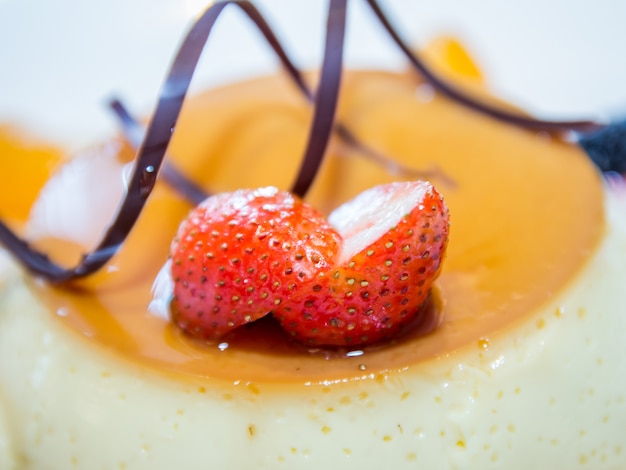 crema de caramelo con frutas