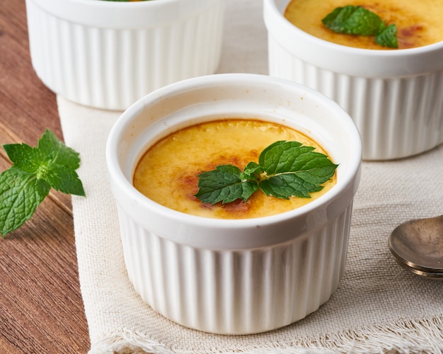 Crema catalana, sobremesa espanhola na mesa de madeira marrom, sem glúten