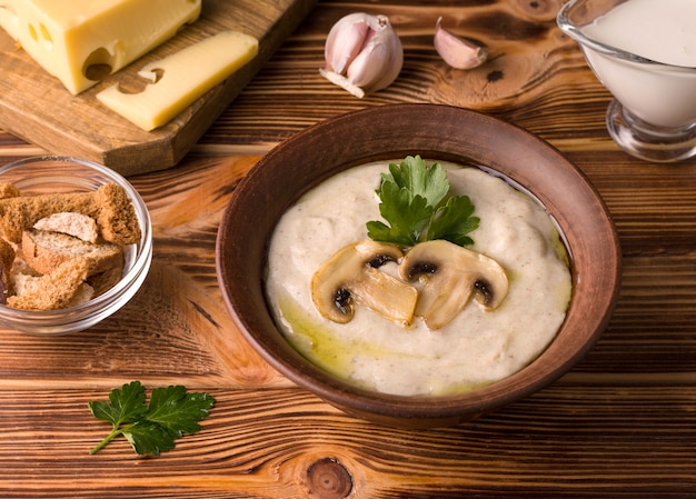 Crema de champiñones sobre la mesa