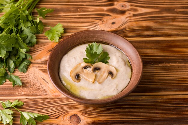 Crema de champiñones sobre la mesa