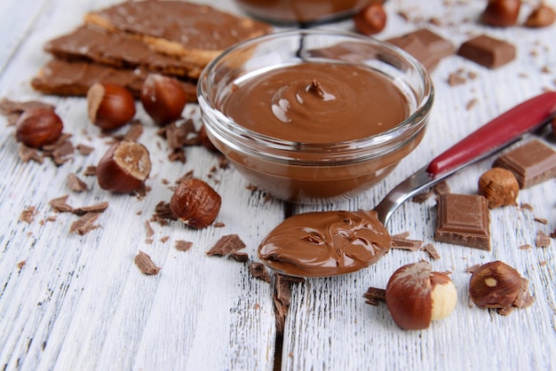 Crema de chocolate dulce en un tazón en primer plano de la mesa