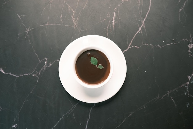 Crema de chocolate oscuro en una taza de café en la mesa