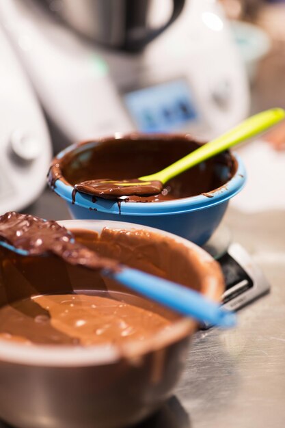 Foto crema de chocolate en un tazón en la tienda de dulces