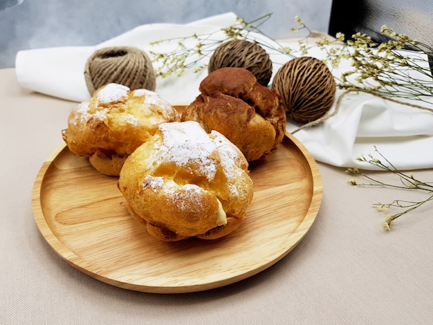 Crema de chocolate y vainilla choux en placa de madera