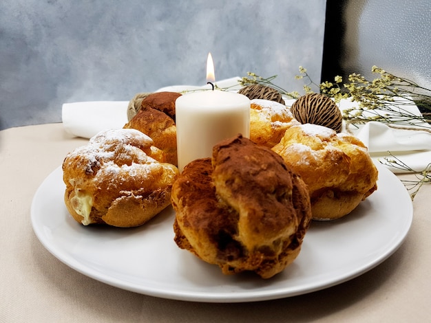 Crema de chocolate y vainilla choux con vela.