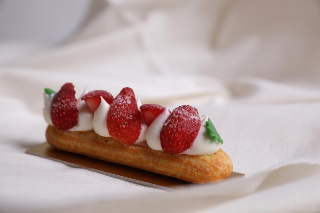 Crema Choux con fresa aislado en fondo blanco.