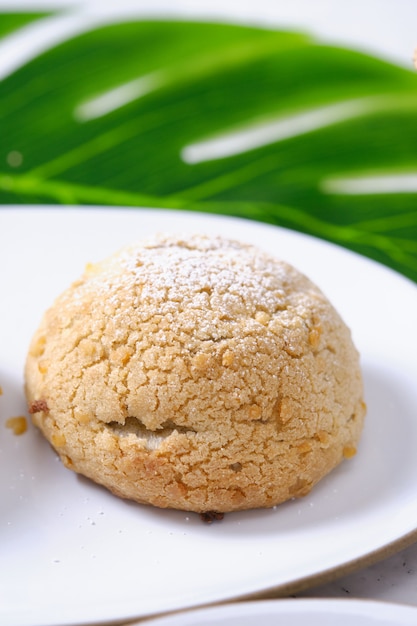 Crema de choux o hojaldre de crema o profiteroles franceses con crema fresca en la mesa de café.