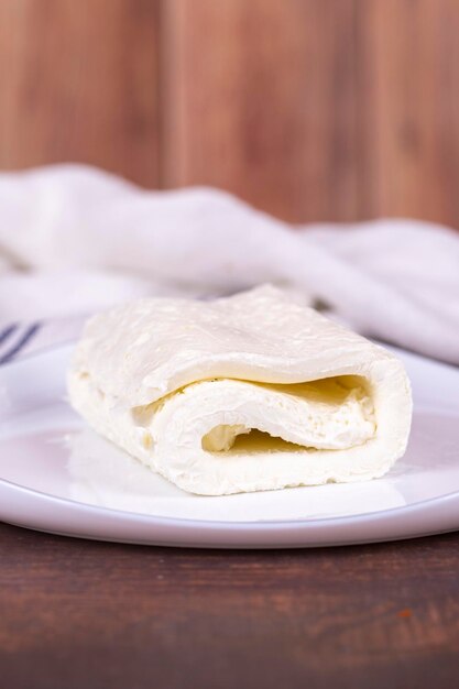 Foto crema coagulada sobre fondo de madera crema coagulada crema de mantequilla para el desayuno turco nombre local inek kaymak cerca