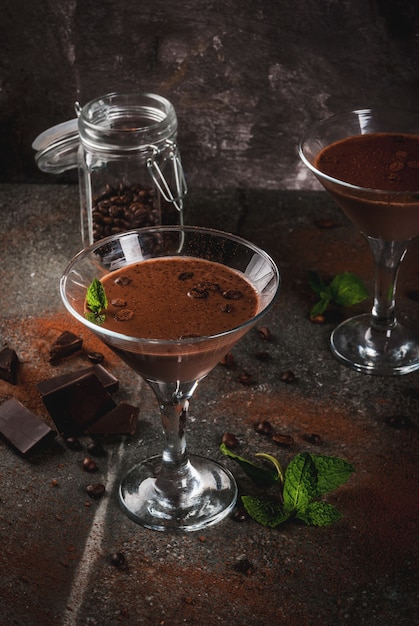Crema de cóctel de café, martini de chocolate con menta en la mesa de piedra negra, copyspace