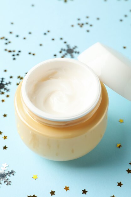 Crema cosmética aislada con purpurina