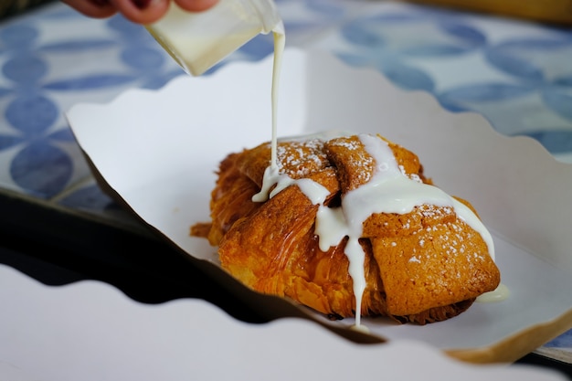 Crema de croissant de mantequilla de coco en caja blanca