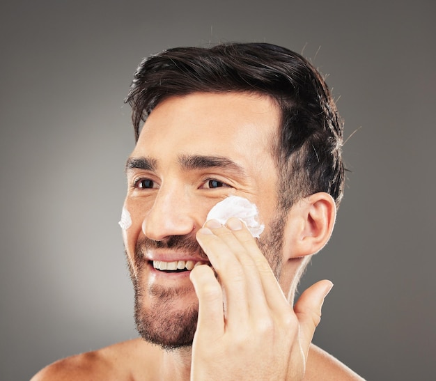 Crema para el cuidado de la piel producto facial y hombre con ungüento dermatológico para la prevención del acné belleza o autocuidado Cosméticos faciales tratamiento de salud o modelo hidratante con loción para una piel brillante