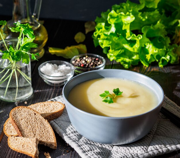 Crema dietética vegetariana de sopa de crema, con papas y coliflor.