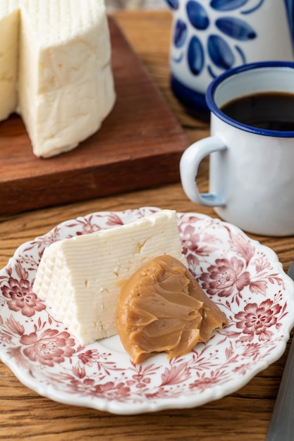 Crema dulce de leche con queso de granja Típico postre casero brasileño