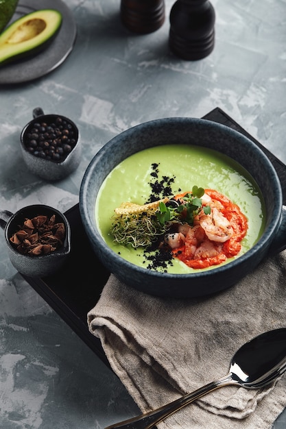 Foto crema de espárragos con camarones