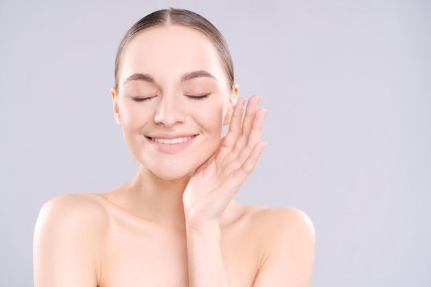 Crema facial y cuidado de la piel para mujer en estudio para el bienestar belleza y cuidado en fondo gris producto facial o protector solar por dama relajarse en cosméticos y lociones de lujo