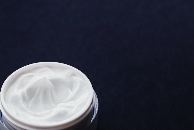 Crema facial hidratante cuidado de la piel de lujo y cosméticos antienvejecimiento diseño minimalista y producto de marca