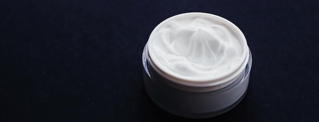 Crema facial hidratante cuidado de la piel de lujo y cosméticos antienvejecimiento diseño minimalista y producto de marca