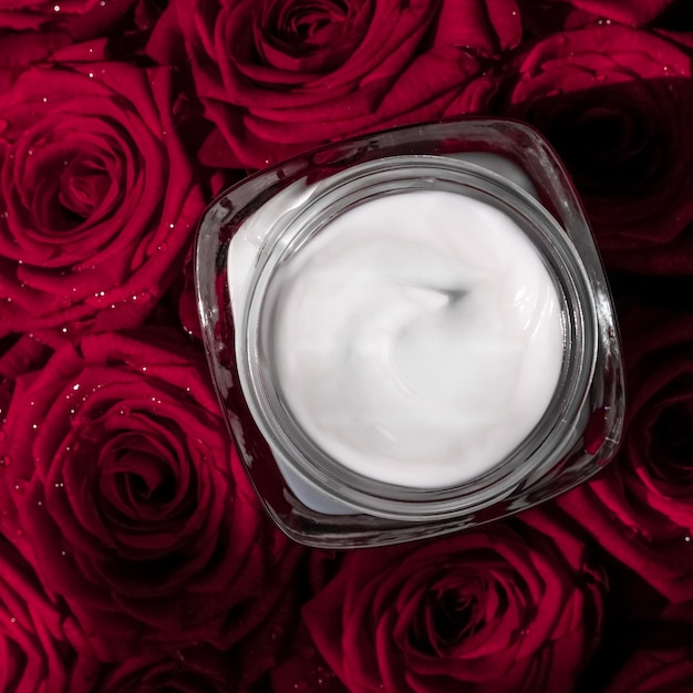 Crema facial hidratante para la piel y flores de rosas rojas producto cosmético de lujo para Crema facial hidratante para la piel y flores de rosas rojas producto cosmético de lujo para