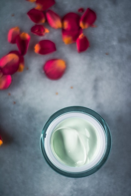 Crema facial de lujo y cosméticos de pétalos de rosa con concepto de belleza con flores