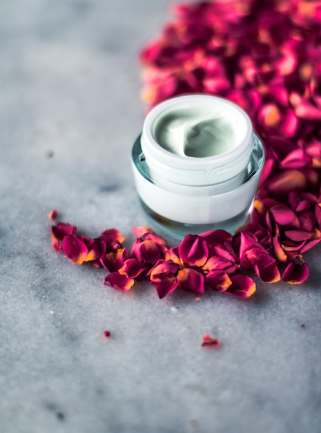 Crema facial de lujo y cosméticos de pétalos de rosa con concepto de belleza con flores