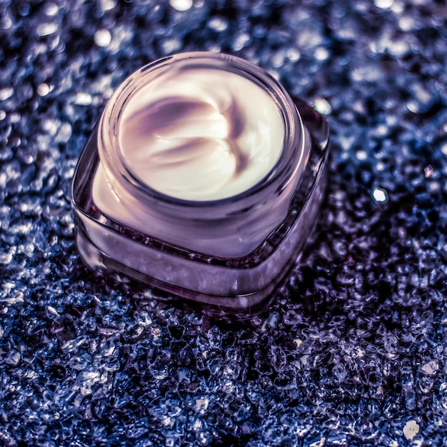 Crema facial de lujo para una piel sana sobre fondo de brillo brillante, cosméticos de spa hidratantes y productos de marca de belleza para el cuidado de la piel natural