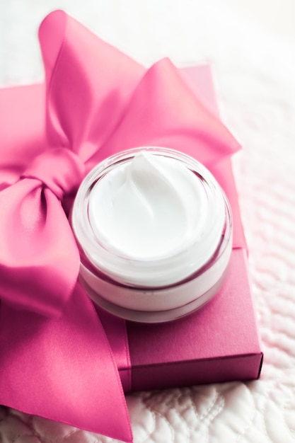 Foto crema facial de lujo para pieles sensibles y caja de regalo rosa para vacaciones, cosméticos de spa y productos de marca de belleza para el cuidado de la piel natural