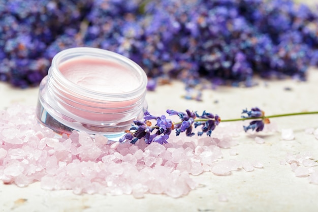 Crema facial natural con lavanda.