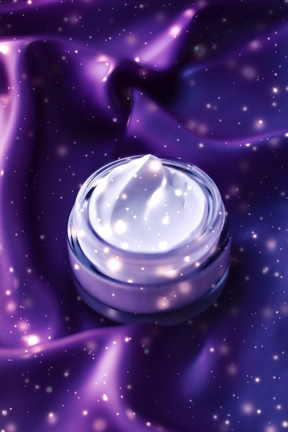 Crema facial nocturna mágica como humectante de belleza para la piel cosmético de spa de lujo y producto natural para el cuidado de la piel con brillo brillante festivo